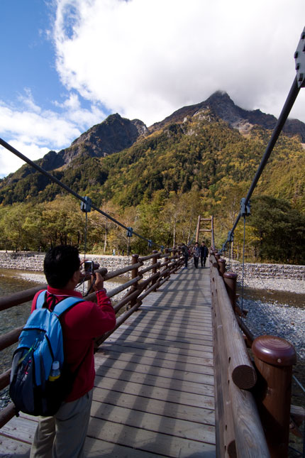 明神岳を望む明神橋