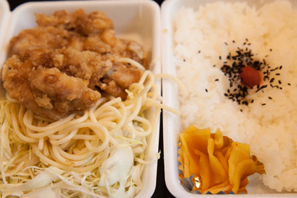 鶏の胸肉の唐揚げとスパゲティの入ったお弁当