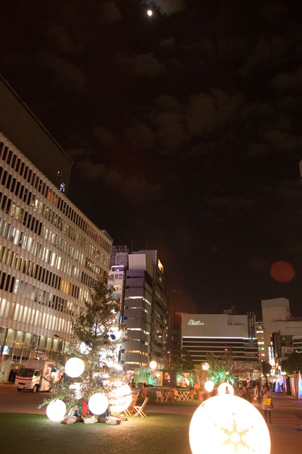 日比谷界隈のクリスマスライトアップと月