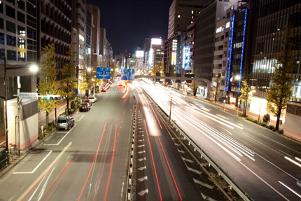 行き交う車も多く