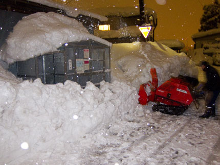 除雪機でゴミ集積所を除雪