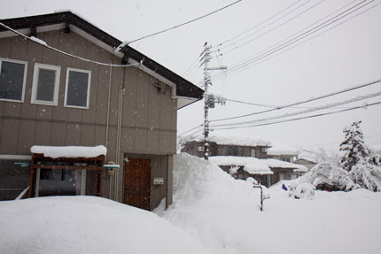 自然落下で積もった雪が1階部分を覆い尽くし