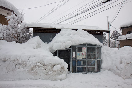 ゴミ集積所も雪で覆われてしまった