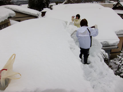 大屋根まで上り、除雪開始