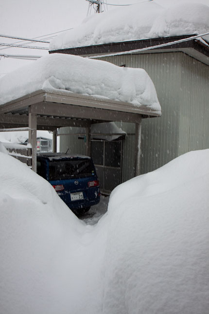 車庫の屋根も沢山の雪に覆われていた