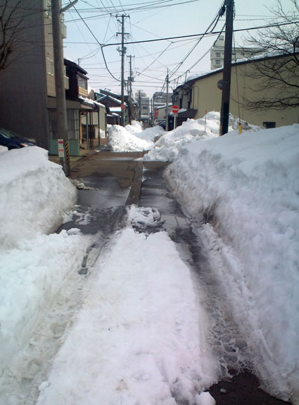 高田駅周辺の雪下ろし