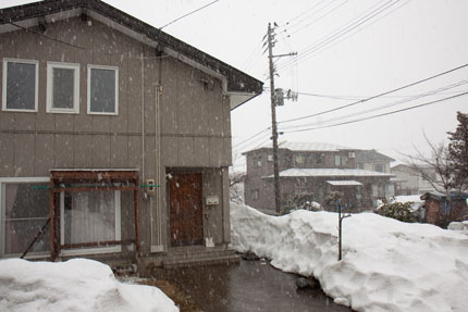 時折雪が降る