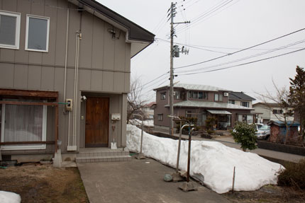 屋根から落ちた雪