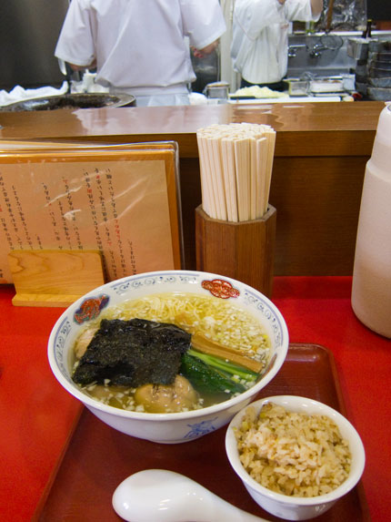 塩ラーメンに桜燻製たまごを乗せ