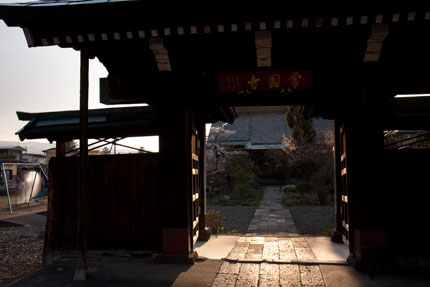 夕日に染まるお寺