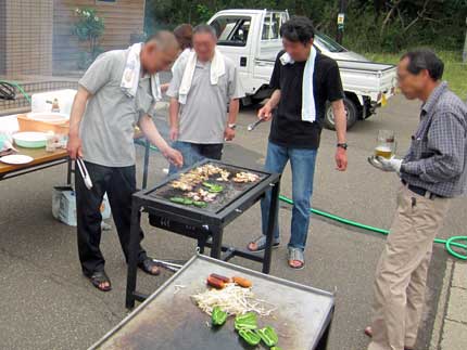 男性は、会場設営と焼き場担当