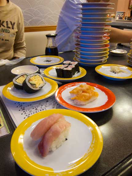 皿を積み上げてもまだ食べる我が子達