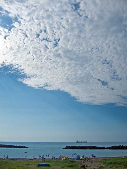 家族連れが楽しそうに海水浴