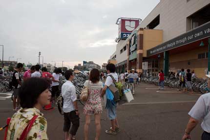 イベントを楽しみに来ている人々