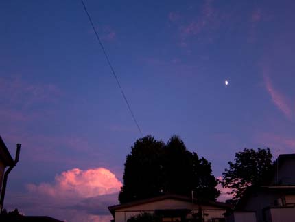 夕焼けに染まった空も月も