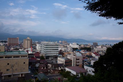 諏訪市内や諏訪湖をながめる景色