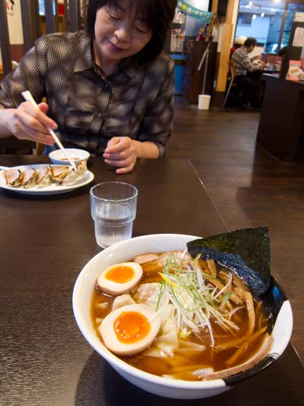 、煮干し香るアッサリ醤油スープ