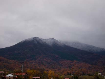 南葉山の上に雪が