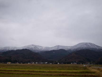 南葉山の上だけ白く雪景色