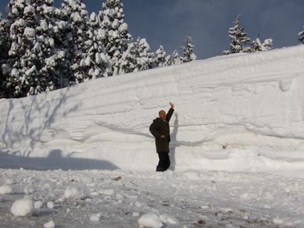 雪は、183cmの私の倍くらい積み上がっていました