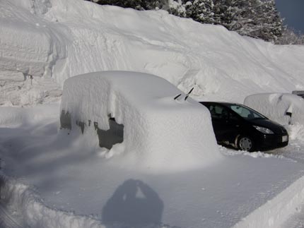 車は、雪の中