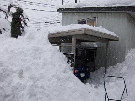 積み上がった雪を除雪