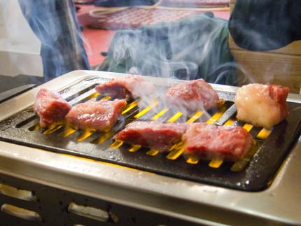 ガスの網で焼きます