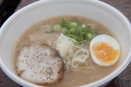 地鶏を使ったスープに細麺、チャーシューは鶏肉じゃなくて豚バラ