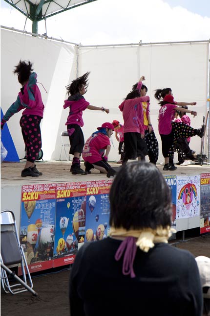 小さな子供達も踊り跳ねて