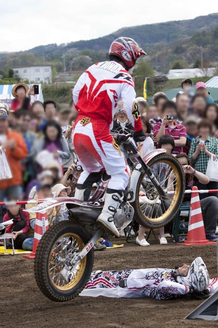 本多元治選手のバイクがジャンプ