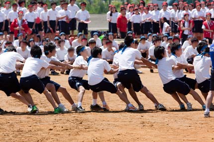 高学年男子による綱引き