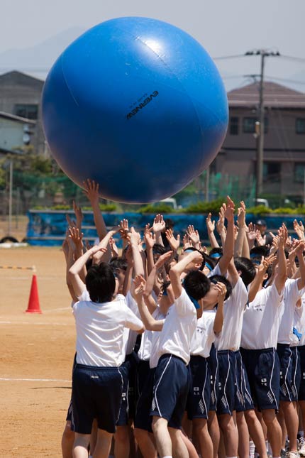 全学年で、大玉送り