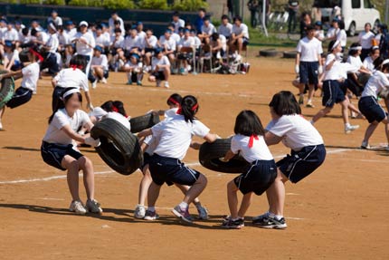 低学年女子は、タイヤ引き