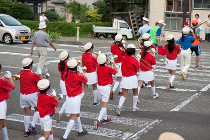 地元小学校へ戻って行きます