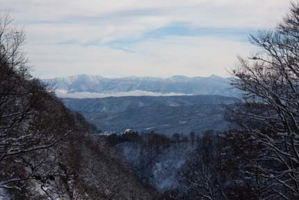 雪景色となった山々