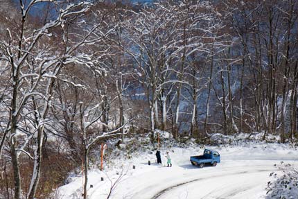 除雪の為のポールを立てている作業員