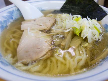 アッサリスープに中太縮れ麺