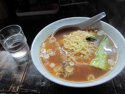 豚骨醤油味で、中太縮れ麺