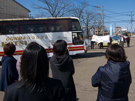 バスが学校に到着