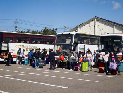 お土産いっぱいの荷物を抱えて