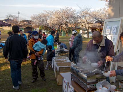 地元住民がおでんや焼き鳥や飲み物を売って