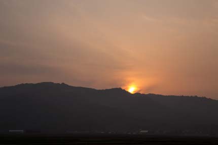 山に落ちる夕日