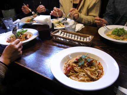 パスタランチサラダ付きで1500円ほど