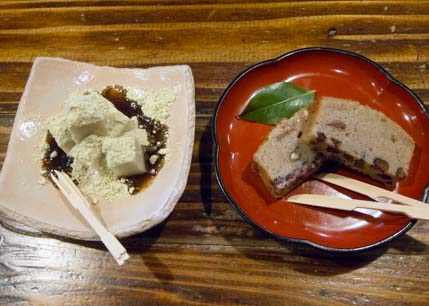 きな粉そば餅250円ときな粉を牛乳で溶いて焼いた山の里250円