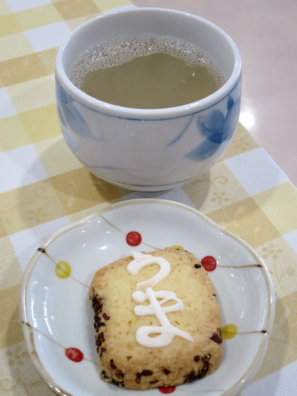 蕎麦湯とサービスでもらったクッキー