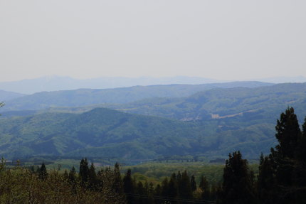 春霞かかる山