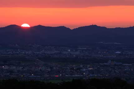 西の空に太陽が沈み