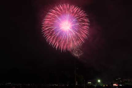 上で大輪を咲かせる花火