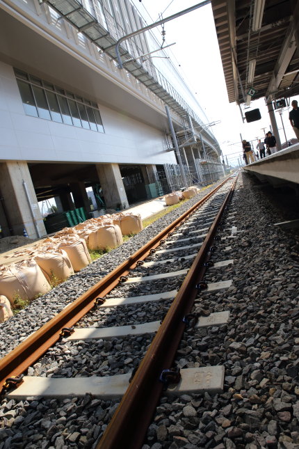 新脇野田駅構内