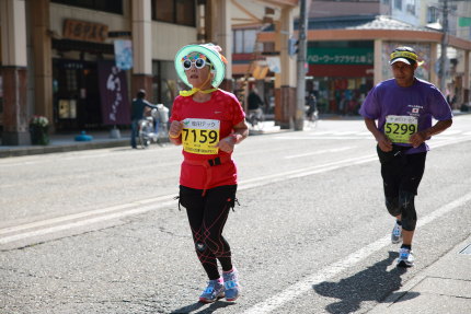 カラフルな服装の選手